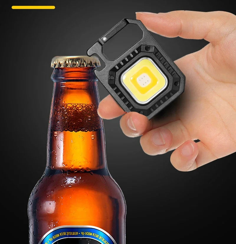 Mini lanterna LED com íman, luz COB, ideal para camping ao ar livre e uso no trabalho. Compacta para bolso, com 800 lúmens, recarregável por USB e 7 modos de iluminação