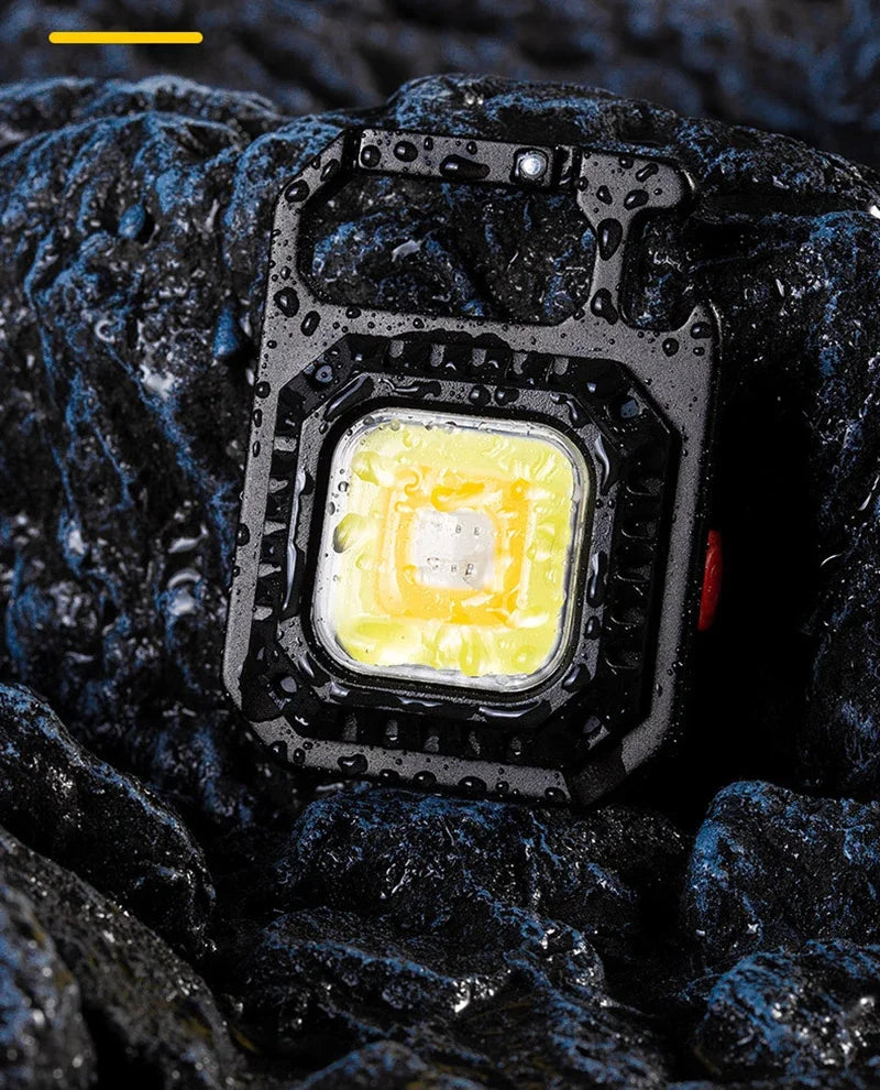 Mini lanterna LED com íman, luz COB, ideal para camping ao ar livre e uso no trabalho. Compacta para bolso, com 800 lúmens, recarregável por USB e 7 modos de iluminação