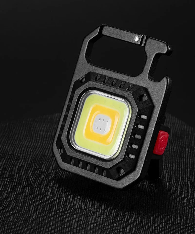 Mini lanterna LED com íman, luz COB, ideal para camping ao ar livre e uso no trabalho. Compacta para bolso, com 800 lúmens, recarregável por USB e 7 modos de iluminação