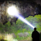Lanterna de cabeça para atividades ao ar livre com longa duração de bateria e luz LED potente, ideal para pesca noturna, recarregável e com fixação magnética